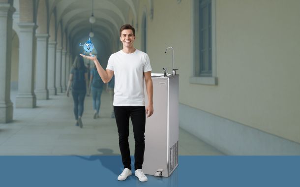 Studente in univrsit&agrave; con un erogatore di acqua Acquaviva, leader nella distribuzione di acqua in boccioni e erogatori a rete idrica, nel settore scuola e universit&agrave;