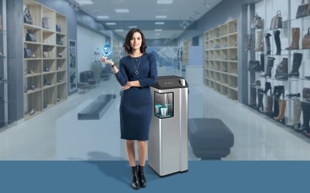 Erogatore Acquaviva a rete idrica in un negozio con donna