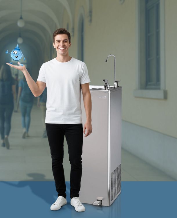 Studente in univrsità con un erogatore di acqua Acquaviva, leader nella distribuzione di acqua in boccioni e erogatori a rete idrica, nel settore scuola e università