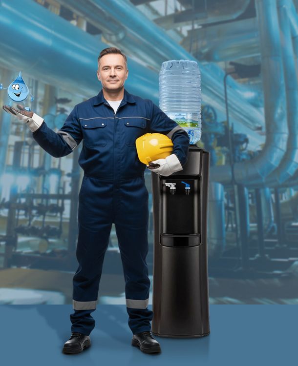Operaio in fabbrica con un erogatore di acqua Acquaviva, leader nella distribuzione di acqua in boccioni e erogatori a rete idrica, in un ambiente di industria