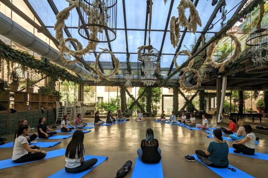 Le dipendenti Acquaviva SpA fanno yoga in azienda