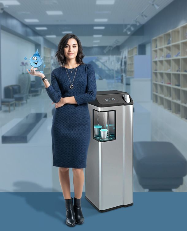 Erogatore Acquaviva a rete idrica in un negozio con donna