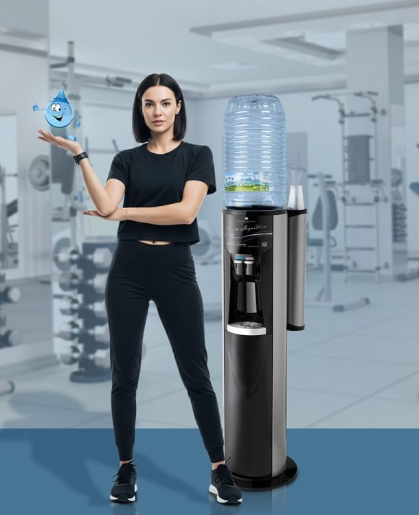 Donna in palestra con un erogatore di acqua Acquaviva, leader nella distribuzione di acqua in boccioni e erogatori a rete idrica, in un ambiente fitness e wellness