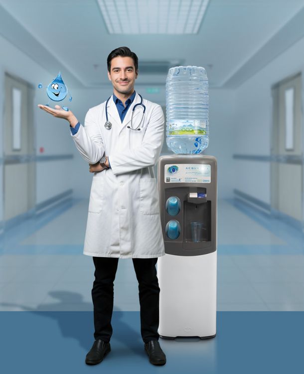 Dottore in ospedale con un erogatore di acqua Acquaviva, leader nella distribuzione di acqua in boccioni e erogatori a rete idrica, nel settore sanitario